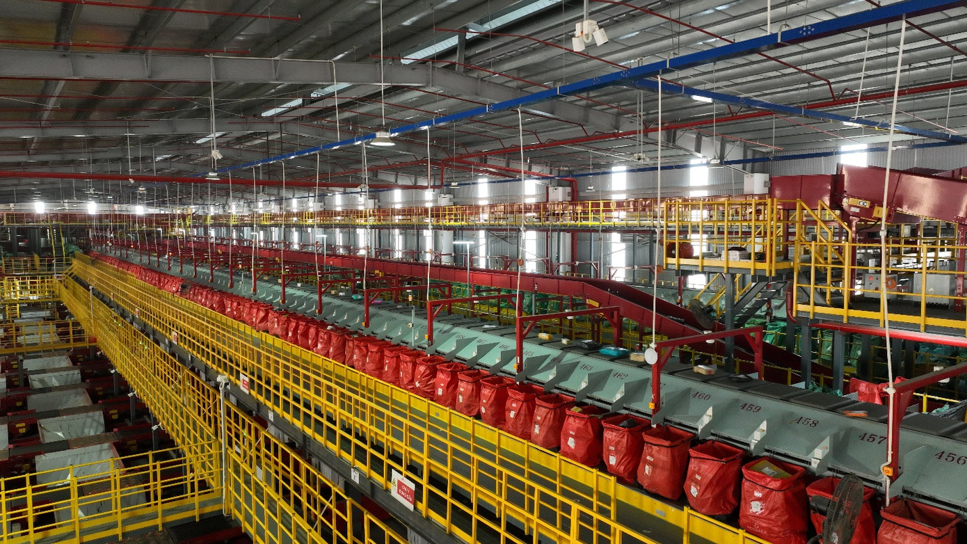 Logistics xanh trong chuỗi cung ứng kết hợp sử dụng túi tái sinh thân thiện môi trường giúp giảm thiểu rác thải.