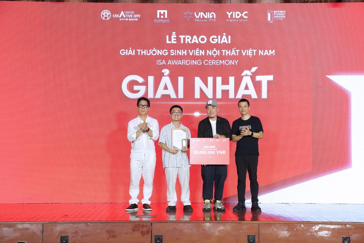 BTC trao giải thưởng và cúp cho thí sinh Giải Nhất BTC trao giải thưởng và cúp cho thí sinh Giải Nhất