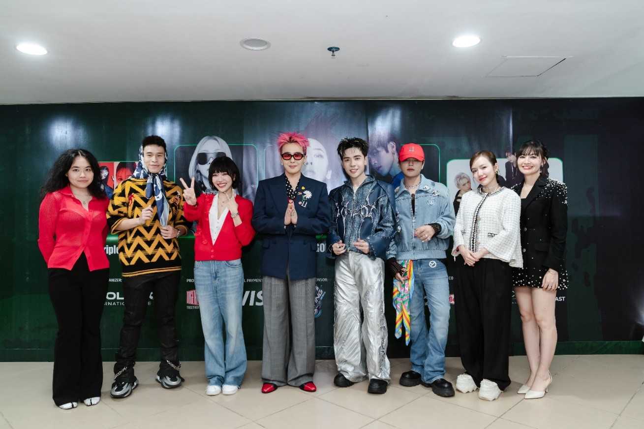 Khung hình có thể là sĩ hết đời của hội fan cứng G- Dragon gồm Diệu Nhi, Quang Hùng MasterD, Rhyder và Phương Ly