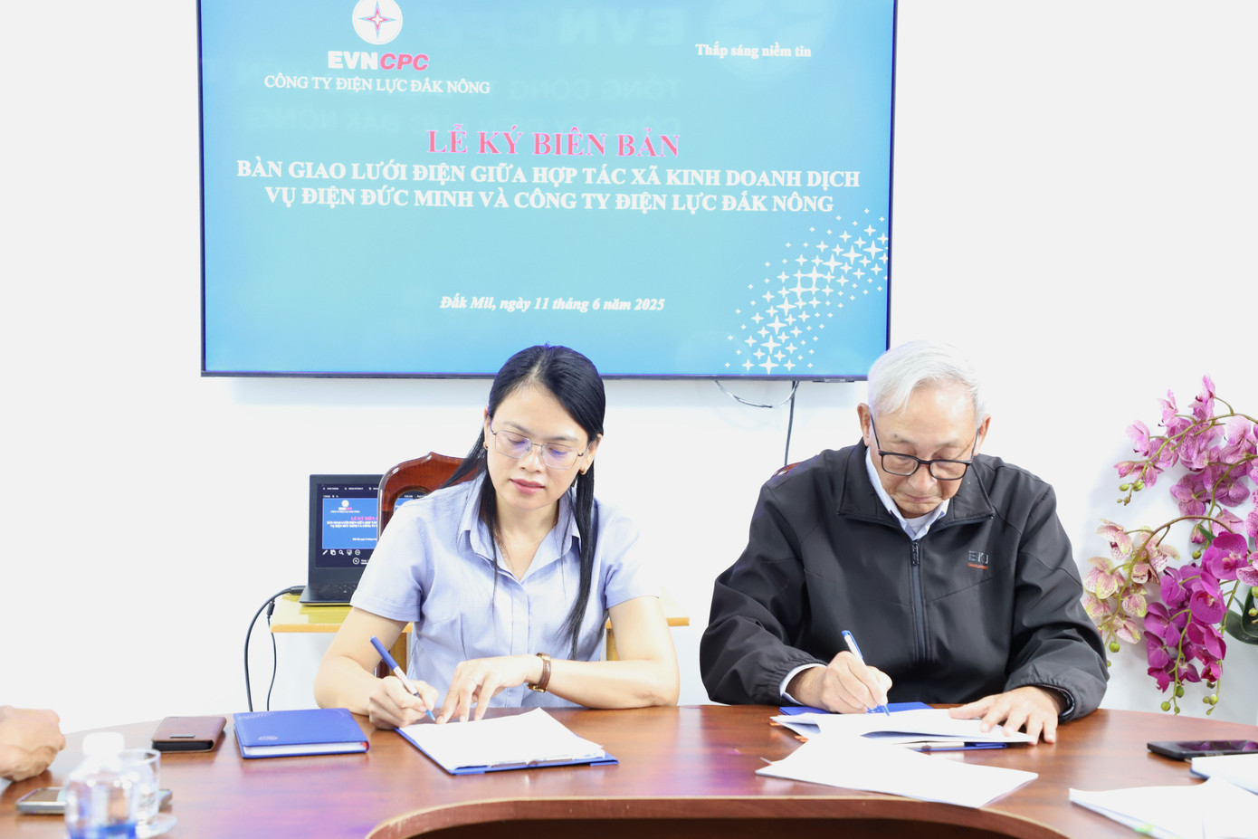 Đại diện lãnh đạo PC Đắk Nông và HTX KDDVĐ Đức Minh ký kết biên bản giao nhận lưới điện