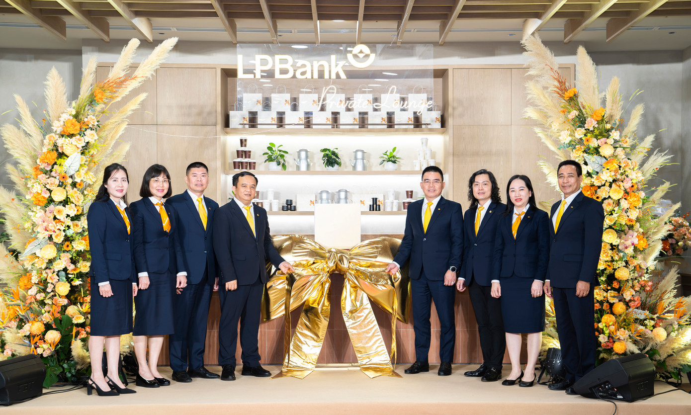 Ông Hồ Nam Tiến – Phó Chủ tịch thường trực HĐQT (thứ 4 từ phải sang) cùng đại diện lãnh đạo trong Ban Kiểm soát, Ban Điều hành của LPBank tại sự kiện
