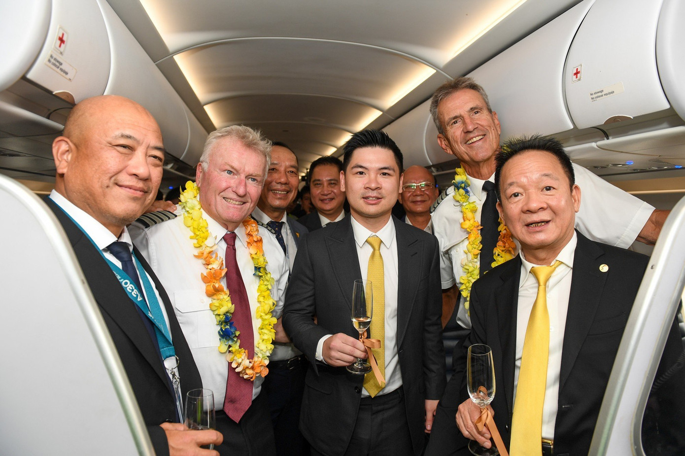 Các đại biểu chúc mừng tổ bay của Airbus A321 Các đại biểu chúc mừng tổ bay của Airbus A321