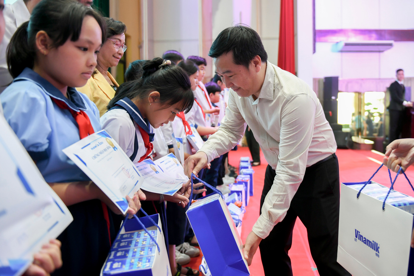 Ông Đỗ Thanh Tuấn – Giám đốc Đối ngoại Vinamilk – tặng quà 1/6 cho các em học sinh vượt khó, học giỏi trong chương trình.