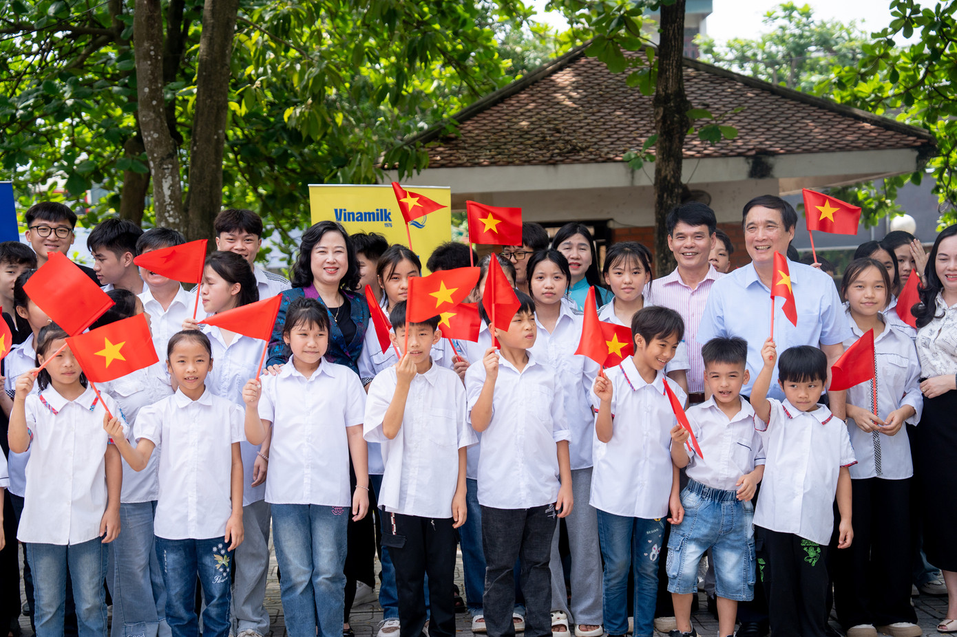 Đoàn công tác tới thăm hỏi và trao quà cho các “mẹ” và hơn 100 trẻ em mồ côi, có hoàn cảnh đặc biệt khó khăn tại Làng Trẻ em SOS Việt Trì.