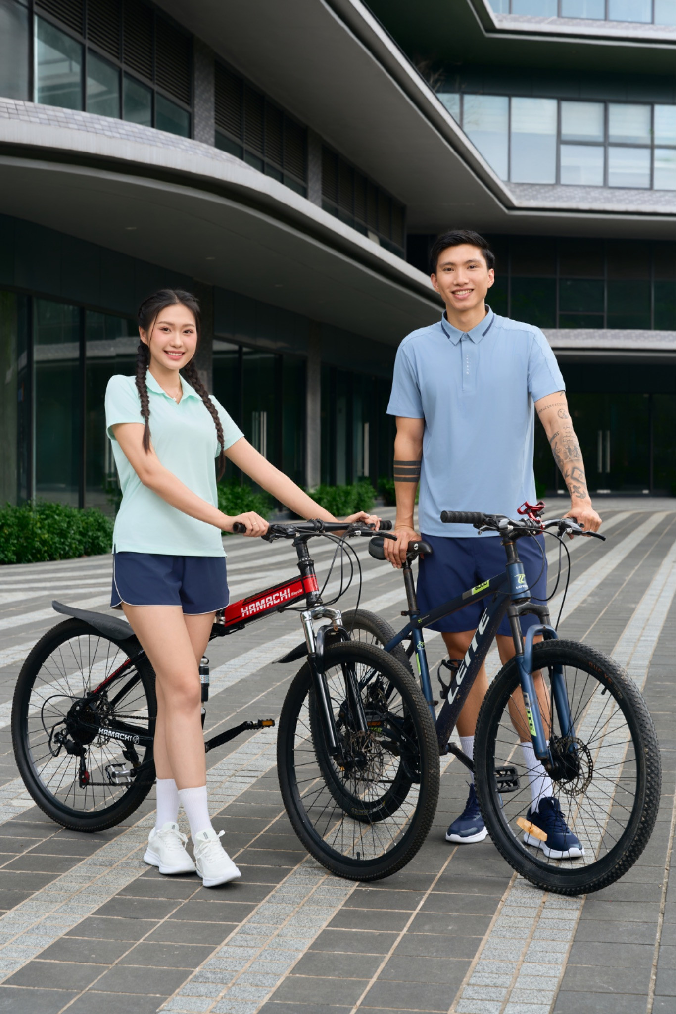 Không chỉ đại diện cho tinh thần trẻ trung, linh hoạt, cặp đôi còn truyền cảm hứng về việc tin dùng sản phẩm Việt, sản xuất dành riêng cho người Việt.