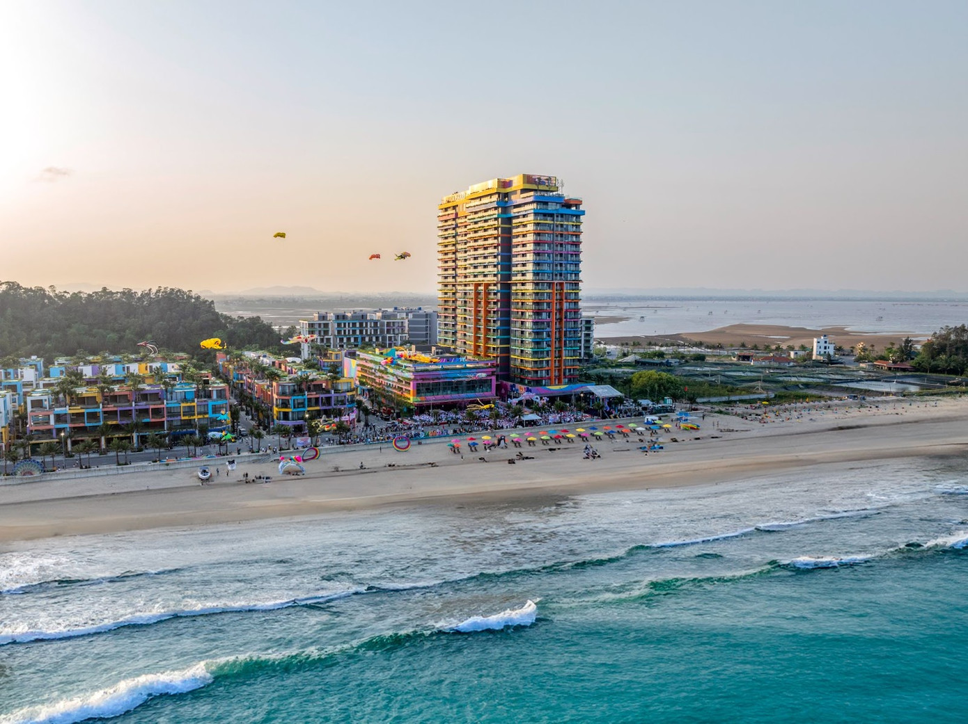 Khu vực trung tâm “thành phố onsen khoáng nóng” Flamingo Ibiza Hải Tiến Resort với toà khách sạn và toà trung tâm dịch vụ đầy đủ tiện ích đẳng cấp cao.