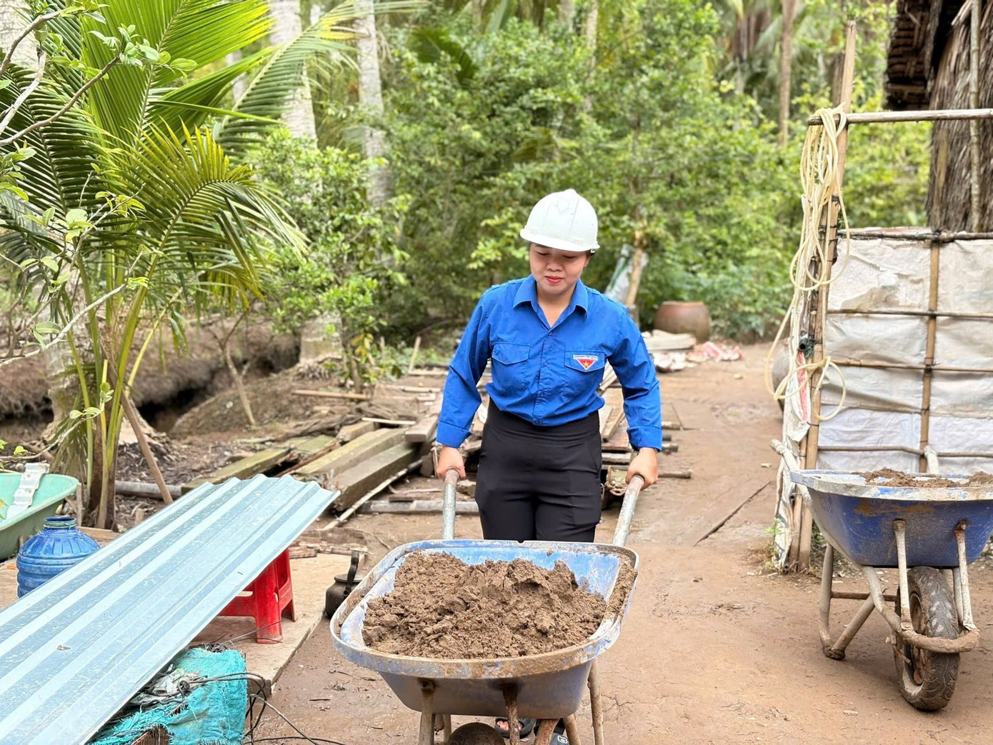 Tuổi trẻ Bến Tre tham gia xóa nhà tạm giúp dân.