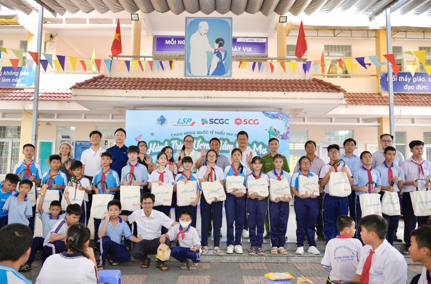 Khi được trao quyền và tiếp cận đúng cách, mỗi học sinh đều có thể tự tin bước vào thế giới số – và vươn xa cùng ước mơ. Khi được trao quyền và tiếp cận đúng cách, mỗi học sinh đều có thể tự tin bước vào thế giới số – và vươn xa cùng ước mơ.