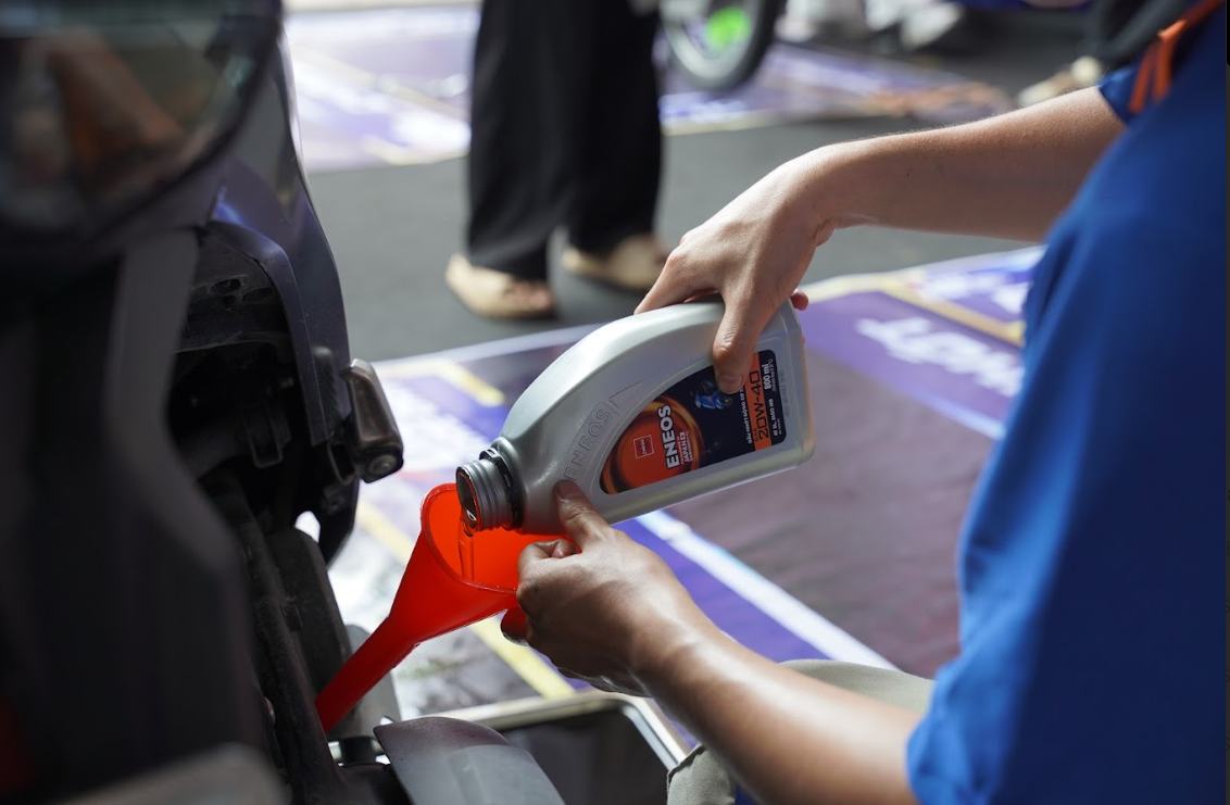 ENEOS đã trực tiếp kiểm tra, tư vấn và thay nhớt miễn phí sinh viên tại chương trình