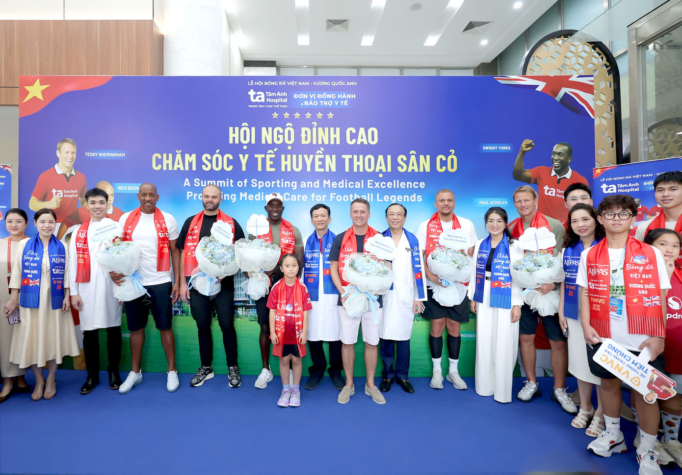 Dàn danh thủ huyền thoại của Manchester Reds được Ban lãnh đạo BVĐK Tâm Anh và đông đảo người hâm mộ chào đón. Ảnh: BVĐK Tâm Anh. Dàn danh thủ huyền thoại của Manchester Reds được Ban lãnh đạo BVĐK Tâm Anh và đông đảo người hâm mộ chào đón. Ảnh: BVĐK Tâm Anh.