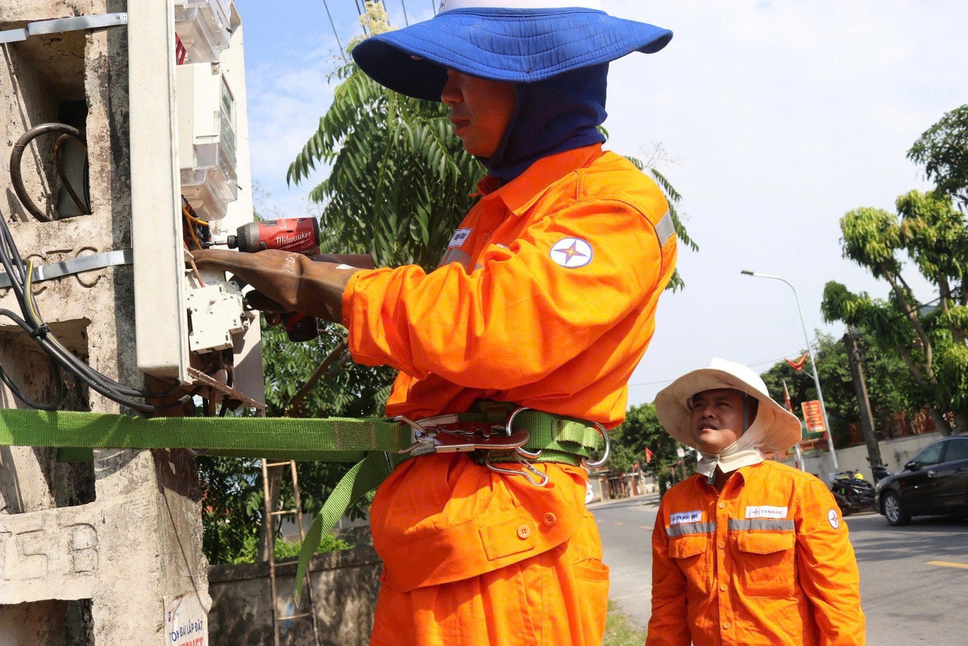 Công nhân điện lực sửa chữa lưới điện mùa hè