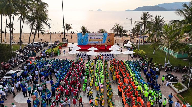 Hơn 1.000 cán bộ nhân viên Vingroup và các tình nguyện viên đã có mặt từ rất sớm tại công viên Tuệ Tĩnh, Nha Trang, khoác trên mình đồng phục xanh, tay đeo găng thể hiện tinh thần trách nhiệm và cam kết hành động vì môi trường. Đây không chỉ là một hoạt động dọn rác đơn thuần, mà còn là một lời khẳng định mạnh mẽ cho lối sống xanh, ý thức bảo vệ biển – bảo vệ tương lai của thành phố du lịch Nha Trang.