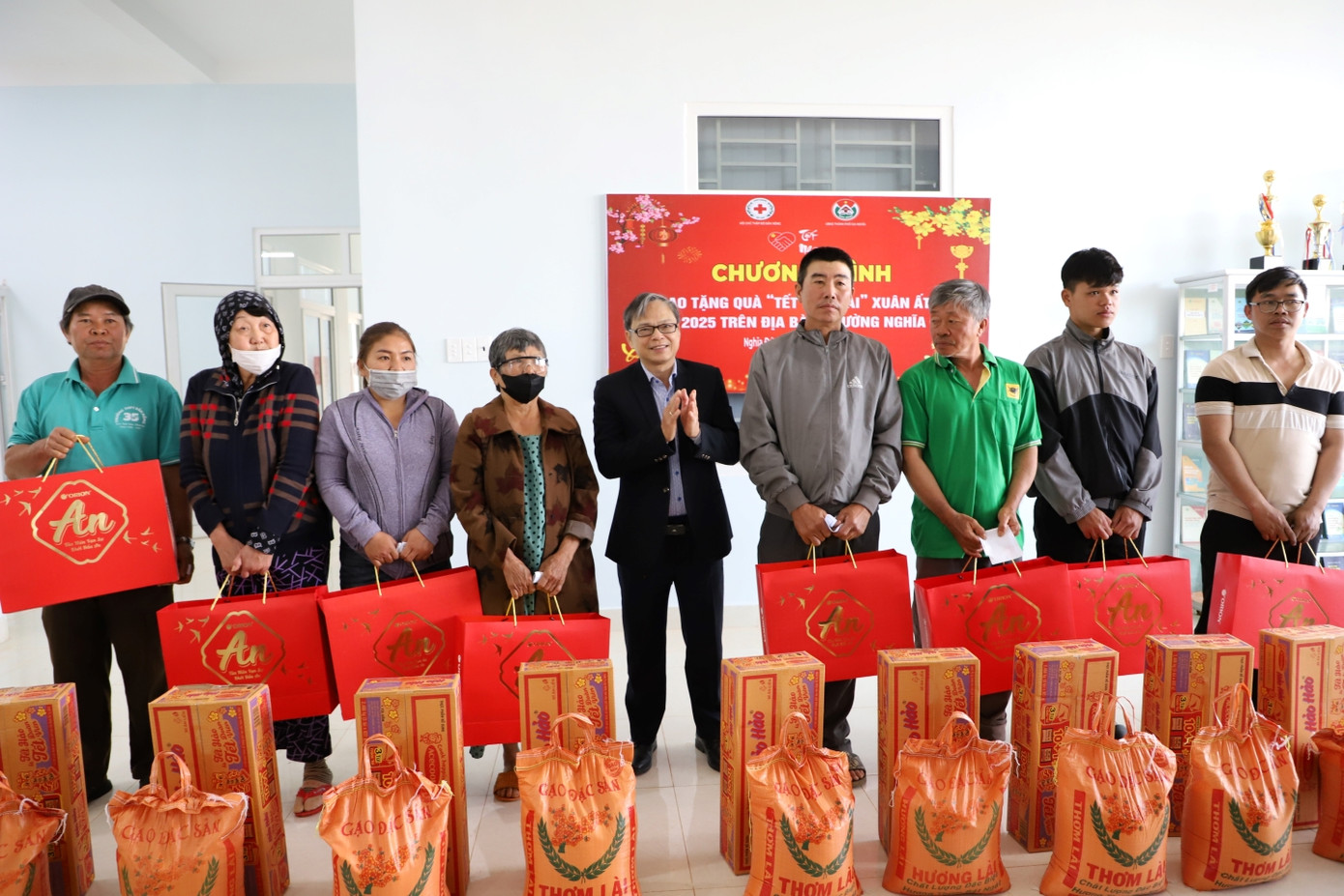 PC Đắk Nông tặng quà các hộ dân có hoàn cảnh khó khăn