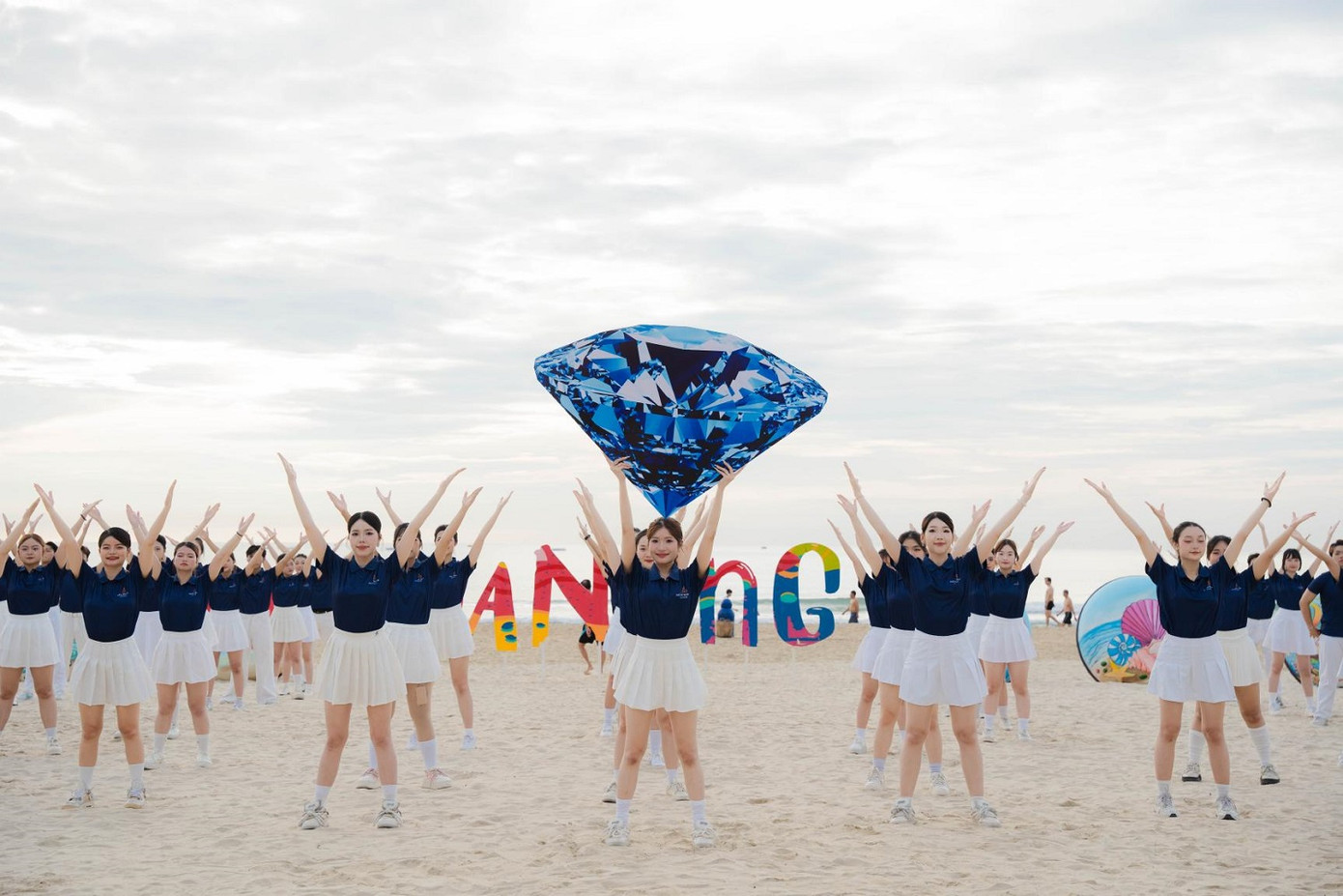 Màn trình diễn flashmob với năng lượng trẻ trung đã thu hút sự chú ý của đông đảo người dân và khách du lịch