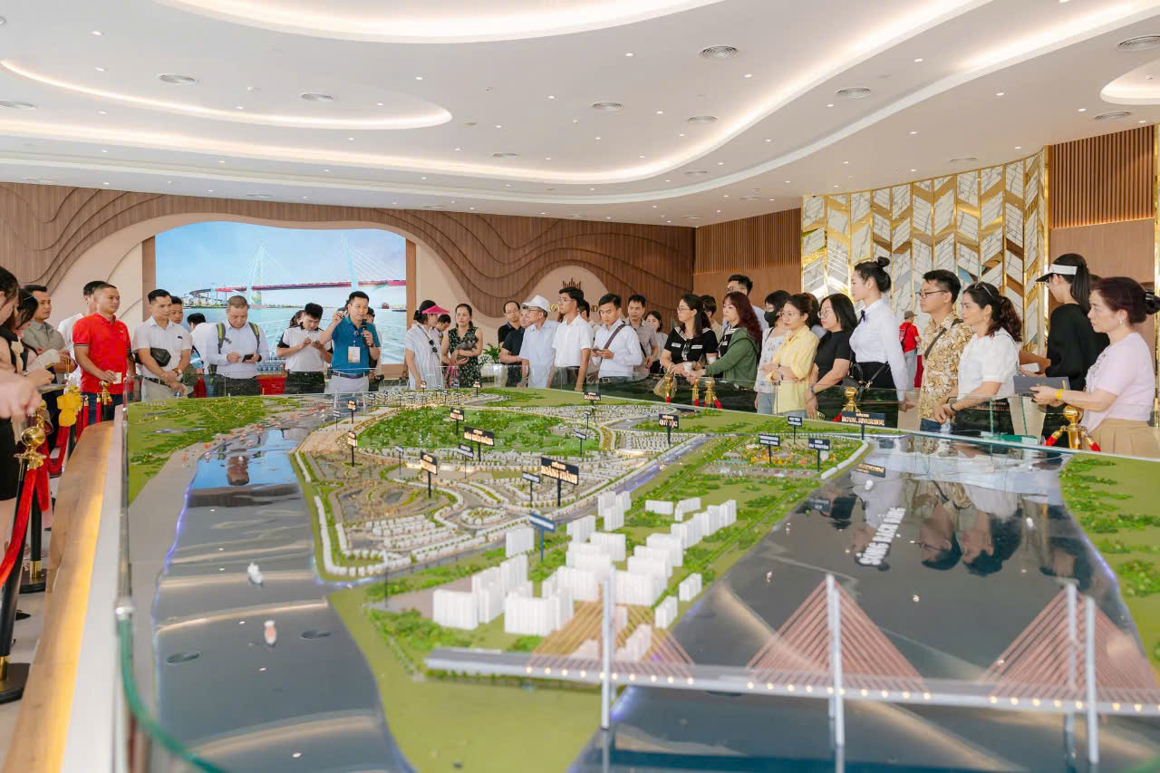 Càng gần tới thời điểm thông xe cầu Hoàng Gia, lượng nhà đầu tư đổ về Vinhomes Royal Island càng lớn