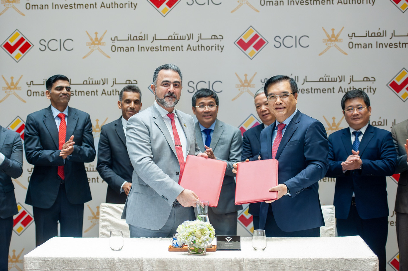 Ông Nguyễn Chí Thành – Chủ tịch HĐTV SCIC và Ngài Nasser Sulaiman Hamed Al Harthy - Phó Chủ Tịch Qũy Đầu Tư Quốc Gia Oman, Chủ tịch Hội đồng quản trị Công ty Cổ phần Đầu tư Việt Nam - Oman đại diện cho hai tổ chức ký kết Biên bản ghi nhớ.