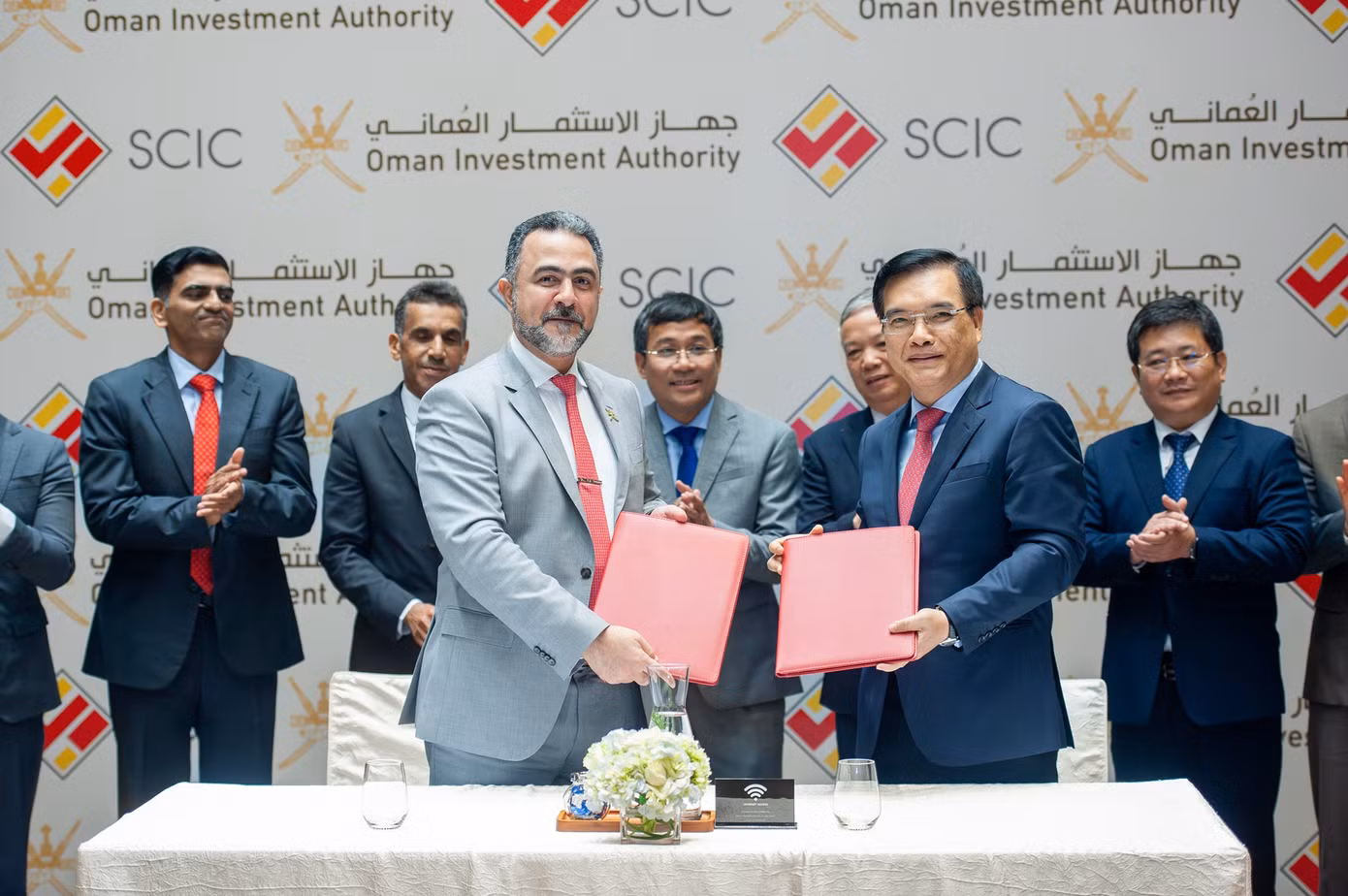 Ông Nguyễn Chí Thành – Chủ tịch HĐTV SCIC và Ngài Nasser Sulaiman Hamed Al Harthy - Phó Chủ Tịch Qũy Đầu Tư Quốc Gia Oman, Chủ tịch Hội đồng quản trị Công ty Cổ phần Đầu tư Việt Nam - Oman đại diện cho hai tổ chức ký kết Biên bản ghi nhớ.