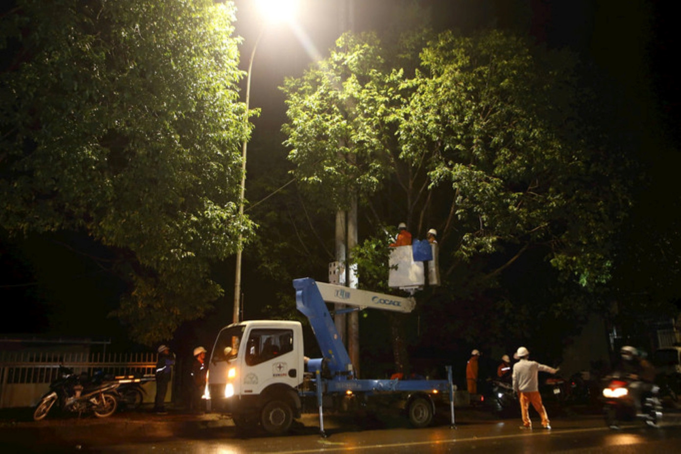 Điện lực Gia Nghĩa huy động nhân lực khắc phục sự cố mất điện Điện lực Gia Nghĩa huy động nhân lực khắc phục sự cố mất điện