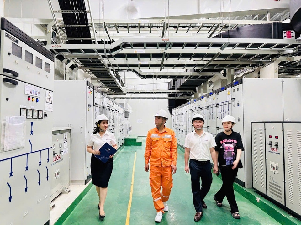 Nhân viên PC Ninh Bình hướng dẫn cách sử dụng điện an toàn, tiết kiệm trong nhà trường