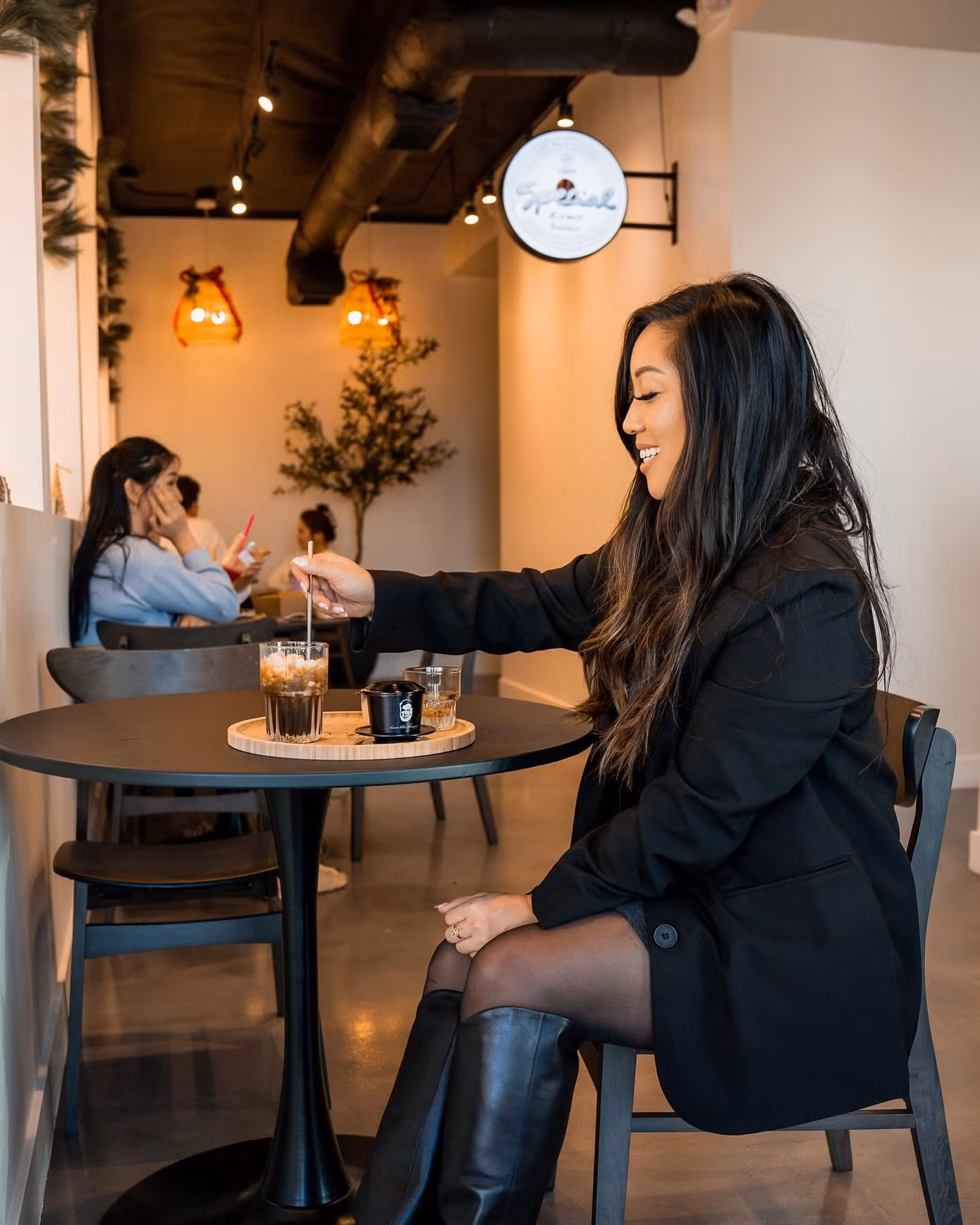 Khách hàng quốc tế ấn tượng với hương vị mạnh mẽ của ly cà phê năng lượng tuyệt hảo cùng những trải nghiệm đặc biệt về văn hóa cà phê Việt Nam trong không gian Trung Nguyên E-Coffee tại Mỹ.