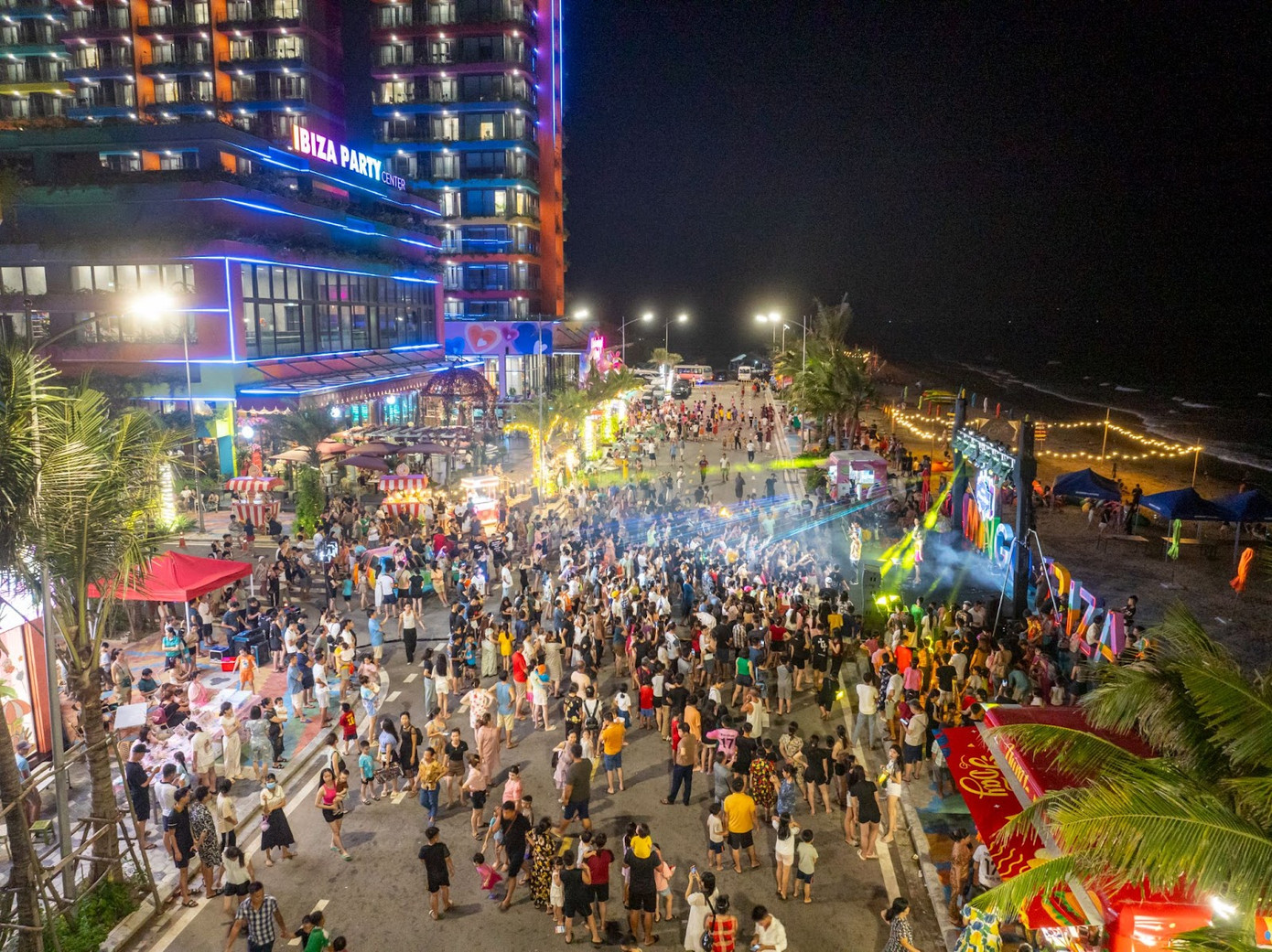 Lễ hội đường phố Lala Town đông vui, sôi động giữa vẻ đẹp thơ mộng miền biển Hải Tiến.