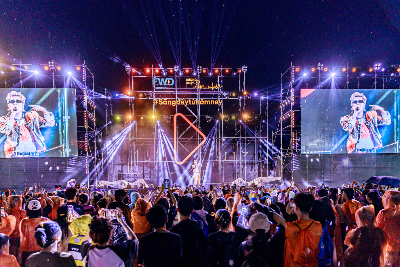 Sự góp mặt của “anh trai quốc dân” đã góp phần viết nên những khoảnh khắc ý nghĩa và rực rỡ cho sự kiện “FWD Đường chạy âm nhạc”.