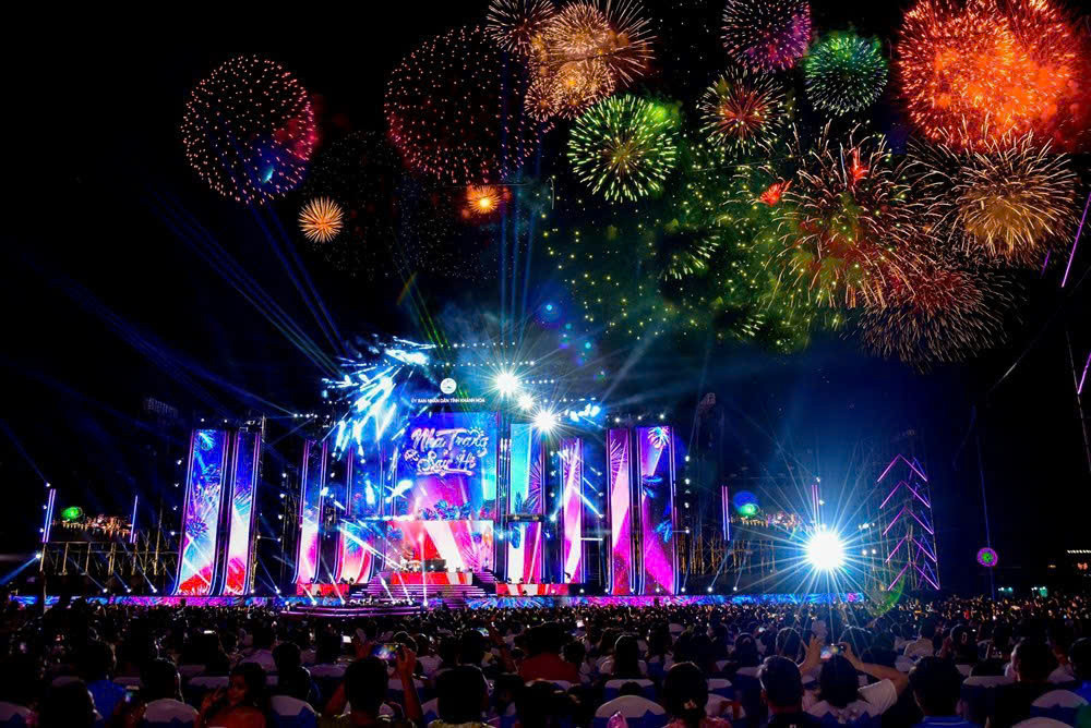 Lễ khai mạc Lễ hội Văn hóa – Du lịch Biển Nha Trang 2025 diễn ra tại Quảng trường 2/4 (TP. Nha Trang – Khánh Hòa) với nhiều tiết mục văn nghệ đặc sắc, quy tụ đông đảo ca sĩ đến từ chương trình “Anh trai say hi”