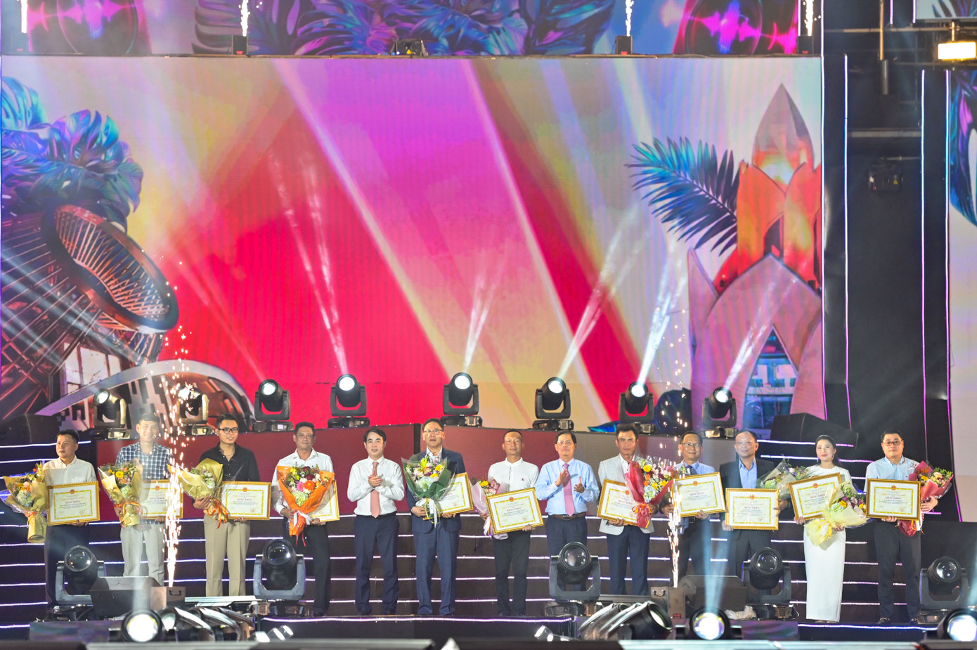 Đại diện Nam A Bank, bà Nguyễn Thị Thanh Đào – Thành viên HĐQT nhận hoa và bảng tri ân từ Ban tổ chức