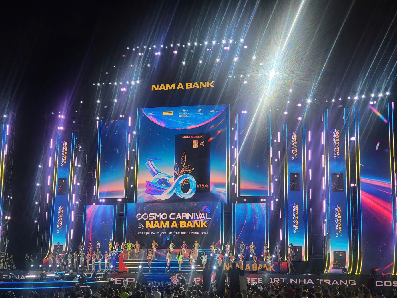 “Cosmo Carnival Show by Nam A Bank” mang đến những màn trình diễn mãn nhãn cho du khách trong và ngoài nước.