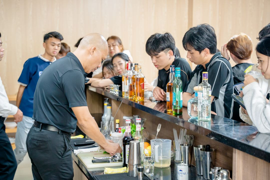 Lớp kỹ năng bartender thuộc Chương trình "Học tập trọn đời"