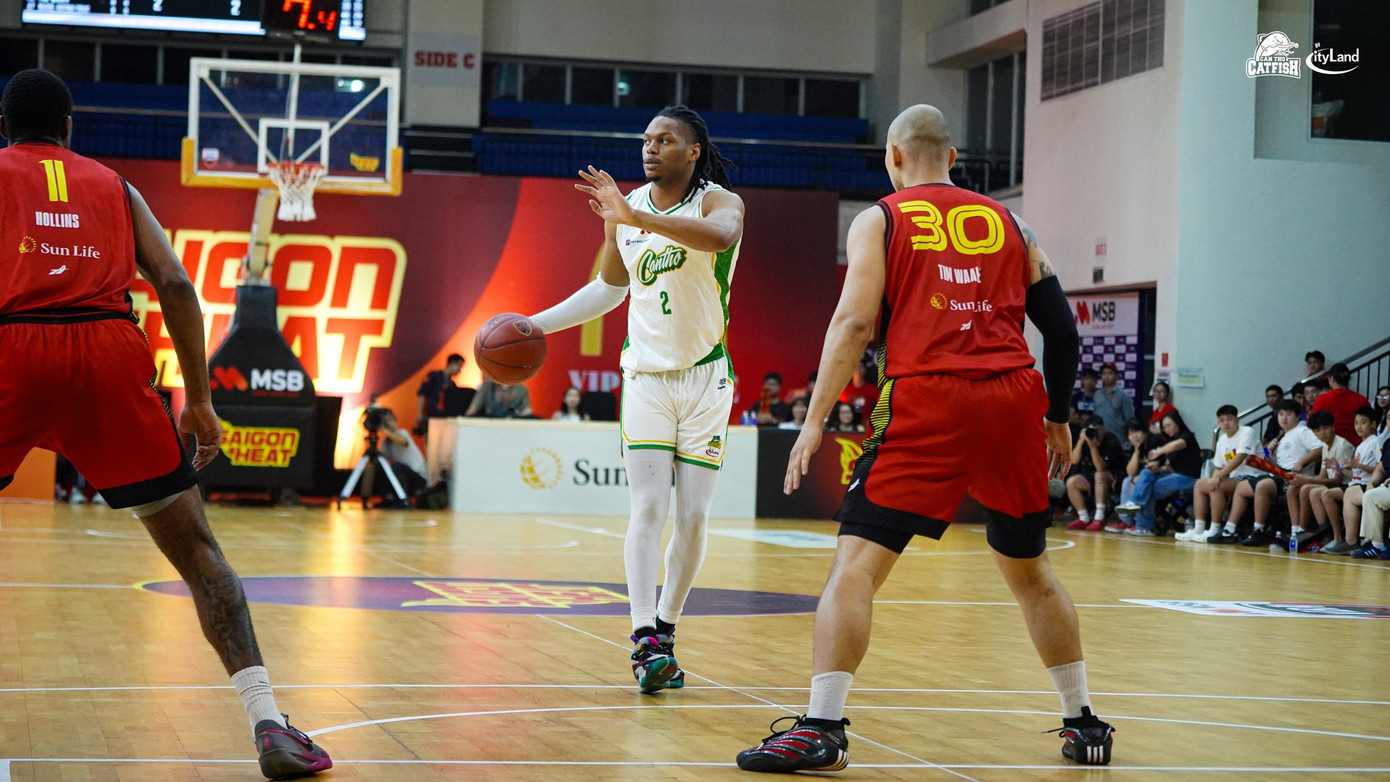 Malek Green tự tin dứt điểm trước áp lực phòng ngự của các chốt chặn số một của Saigon Heat.