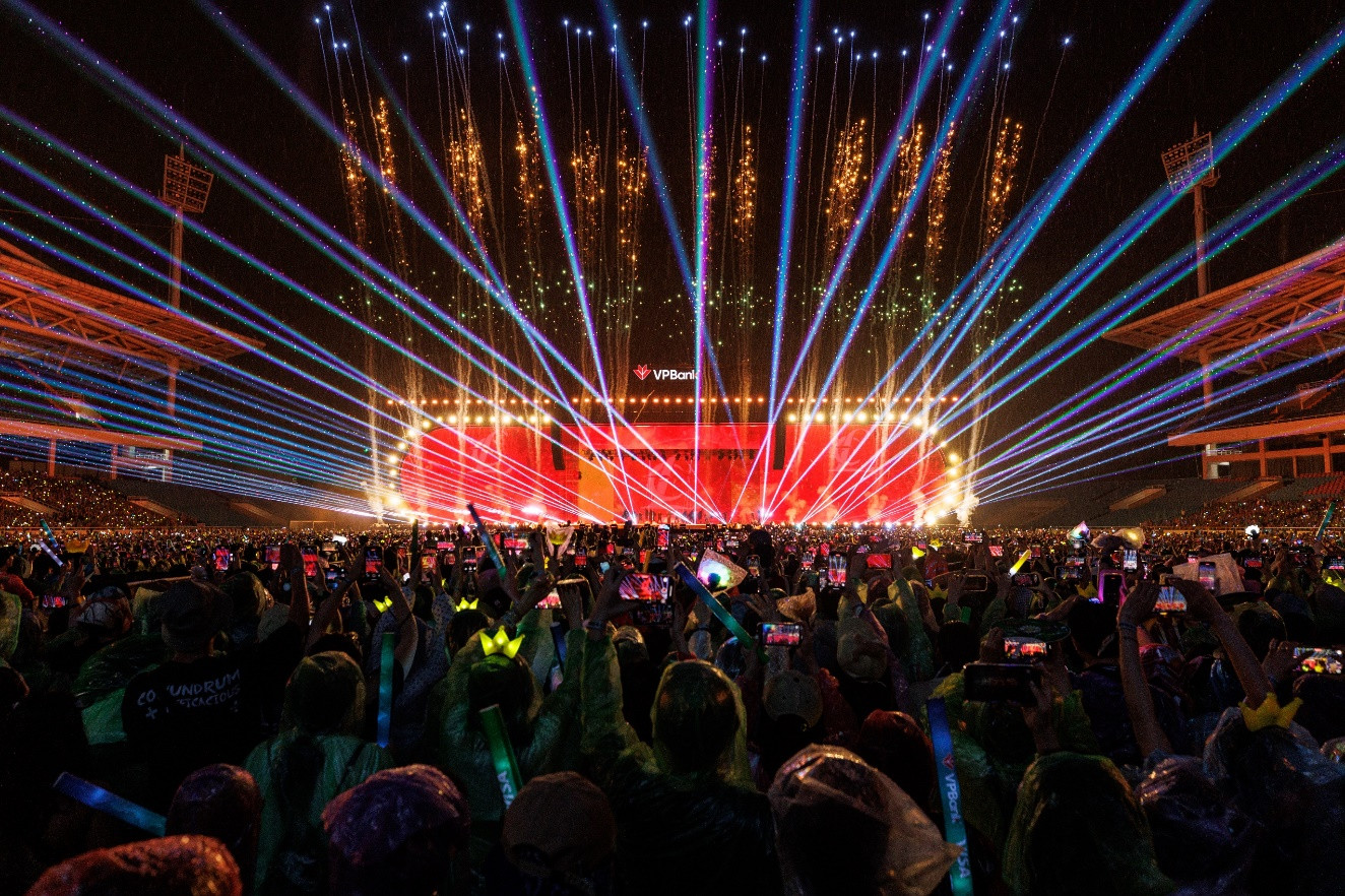 Đêm diễn thu hút 40.000 khán giả tại Sân vận động Mỹ Đình