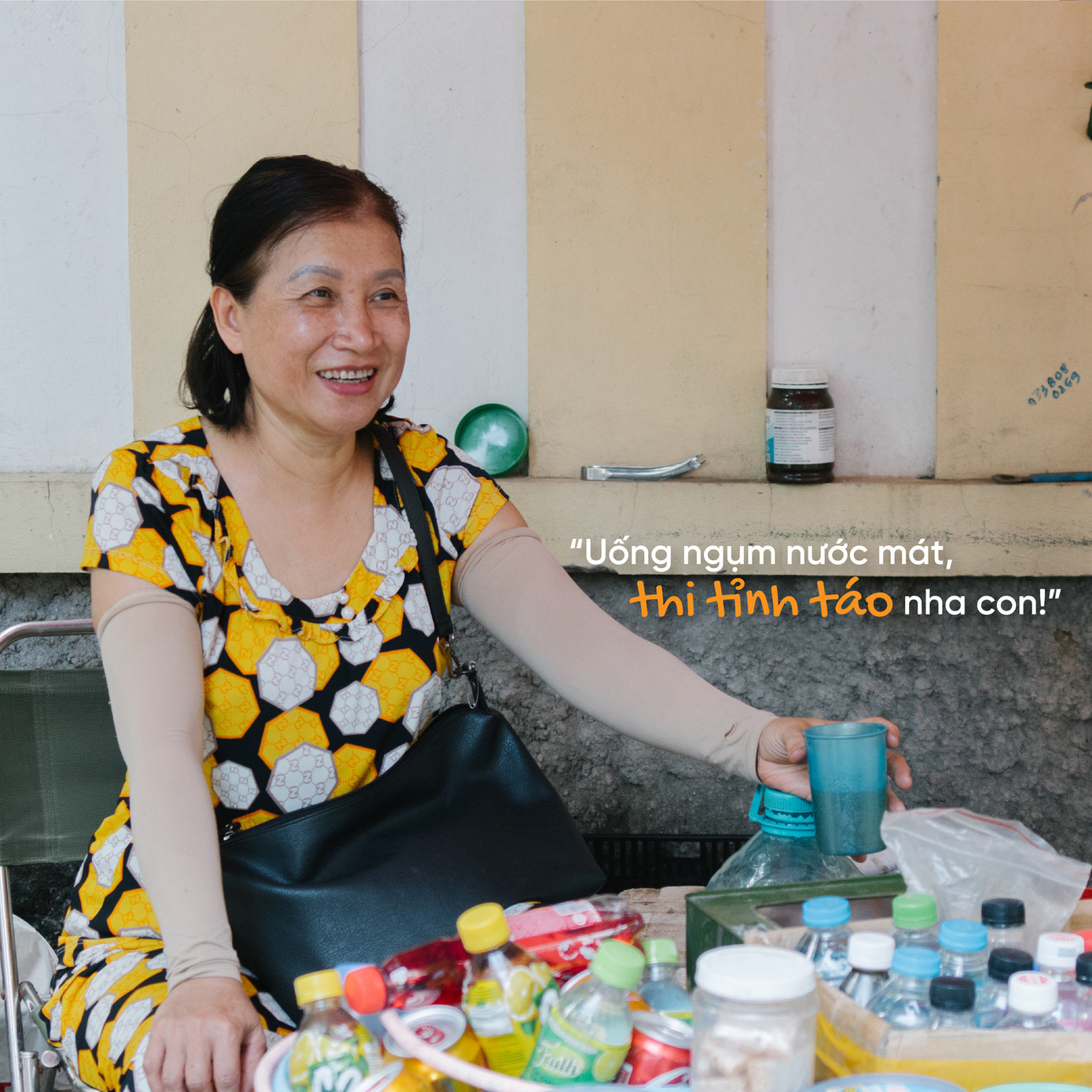 Cô Hương bán nước ở cổng trường THPT Phan Huy Chú nhiều năm, chứng kiến nhiều lứa học sinh trưởng thành. Cô nhắn nhủ: “Chúc các con thi thật tốt, làm hết sức mình, cứ bình tĩnh, tự tin rồi sẽ làm được.” Cô Hương bán nước ở cổng trường THPT Phan Huy Chú nhiều năm, chứng kiến nhiều lứa học sinh trưởng thành. Cô nhắn nhủ: “Chúc các con thi thật tốt, làm hết sức mình, cứ bình tĩnh, tự tin rồi sẽ làm được.”