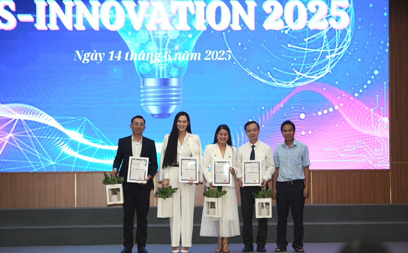 TS. Hà Kiên Tân – Giám đốc Trung tâm Hỗ trợ khởi nghiệp và Chuyển mới sáng tạo TLS tặng cây xanh và thư cảm ơn đến Hội đồng Ban Giám khảo. TS. Hà Kiên Tân – Giám đốc Trung tâm Hỗ trợ khởi nghiệp và Chuyển mới sáng tạo TLS tặng cây xanh và thư cảm ơn đến Hội đồng Ban Giám khảo.