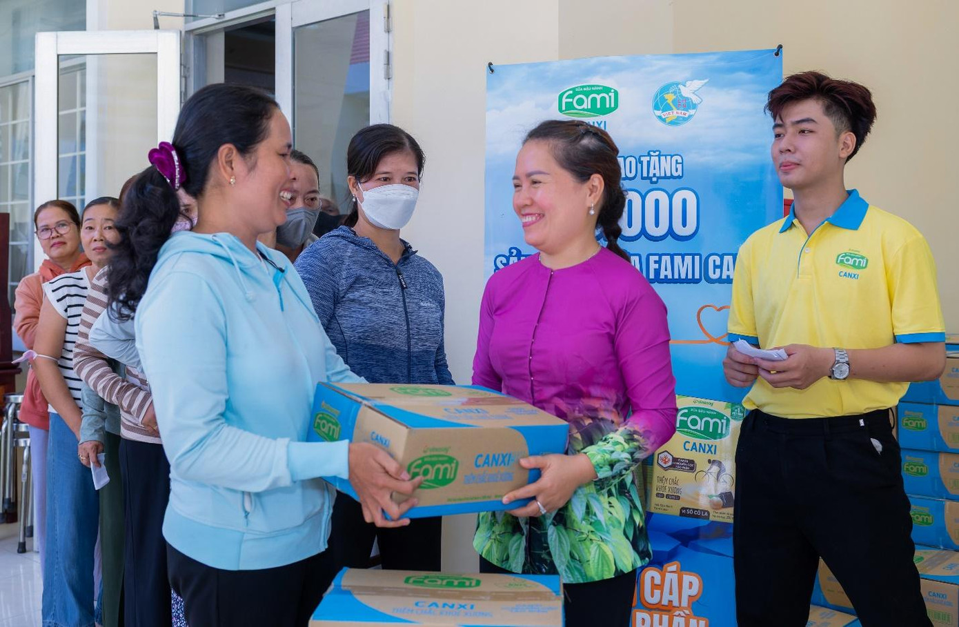 Hơn cả những hỗ trợ về vật chất, sự đồng hành của Fami Canxi chính là lời động viên, cổ vũ bà con thêm lạc quan và hy vọng vì lòng nhân ái chắc chắn sẽ luôn được nhân rộng và tiếp nối. Hơn cả những hỗ trợ về vật chất, sự đồng hành của Fami Canxi chính là lời động viên, cổ vũ bà con thêm lạc quan và hy vọng vì lòng nhân ái chắc chắn sẽ luôn được nhân rộng và tiếp nối.