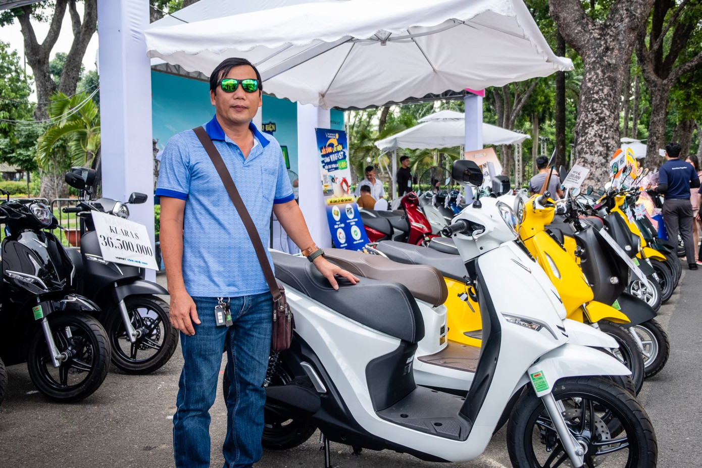 Anh Trương Văn Sơn, sống tại TP.HCM muốn đổi sang xe máy VinFast để vừa tiết kiệm chi phí vừa bảo vệ môi trường. Anh Trương Văn Sơn, sống tại TP.HCM muốn đổi sang xe máy VinFast để vừa tiết kiệm chi phí vừa bảo vệ môi trường.