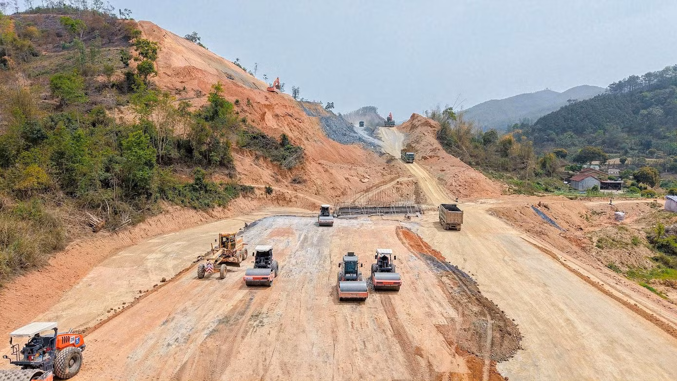 Giá vật liệu cung cấp cho dự án Hữu Nghị - Chi Lăng tăng 52% trong vòng 1 năm. Giá vật liệu cung cấp cho dự án Hữu Nghị - Chi Lăng tăng 52% trong vòng 1 năm.