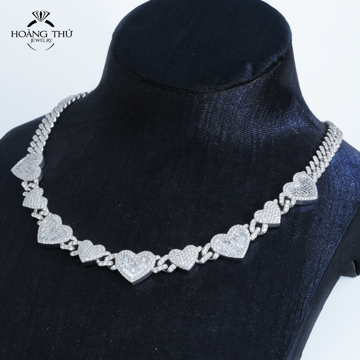 Dây chuyền với hình trái tim đan kết thể hiện mối liên kết sâu sắc và vững chắc.