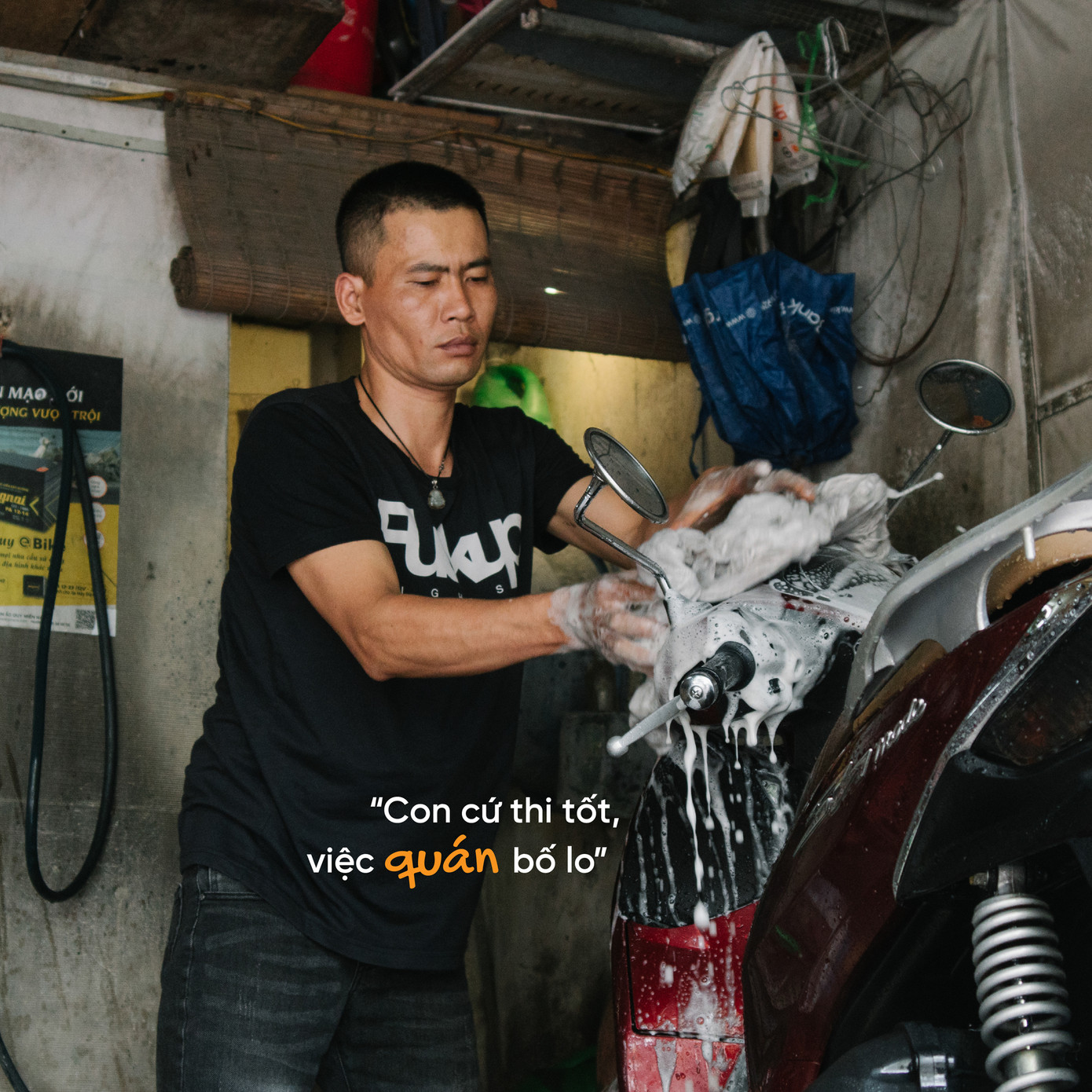 Con anh Hoàng Anh năm nay thi vào lớp 10. Anh chia sẻ: “Điểm thấp hay điểm cao không quan trọng. Quan trọng là các con đã làm hết sức và cố gắng hết mình, thế là ok!” Con anh Hoàng Anh năm nay thi vào lớp 10. Anh chia sẻ: “Điểm thấp hay điểm cao không quan trọng. Quan trọng là các con đã làm hết sức và cố gắng hết mình, thế là ok!”