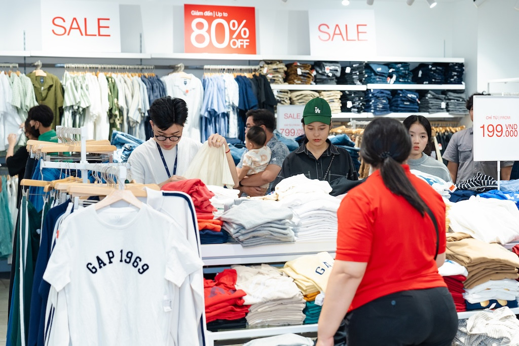 Các gian hàng thời trang luôn tấp nập “chiến thần săn sale” với các mức ưu đãi khủng Các gian hàng thời trang luôn tấp nập “chiến thần săn sale” với các mức ưu đãi khủng