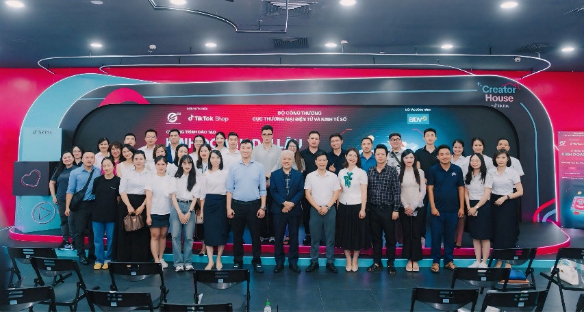 Đại diện BIDV (hàng đầu, thứ 6 từ phải qua) cùng các đại biểu tham dự Chương trình đào tạo “Kinh doanh dài lâu - Bắt đầu từ Luật”