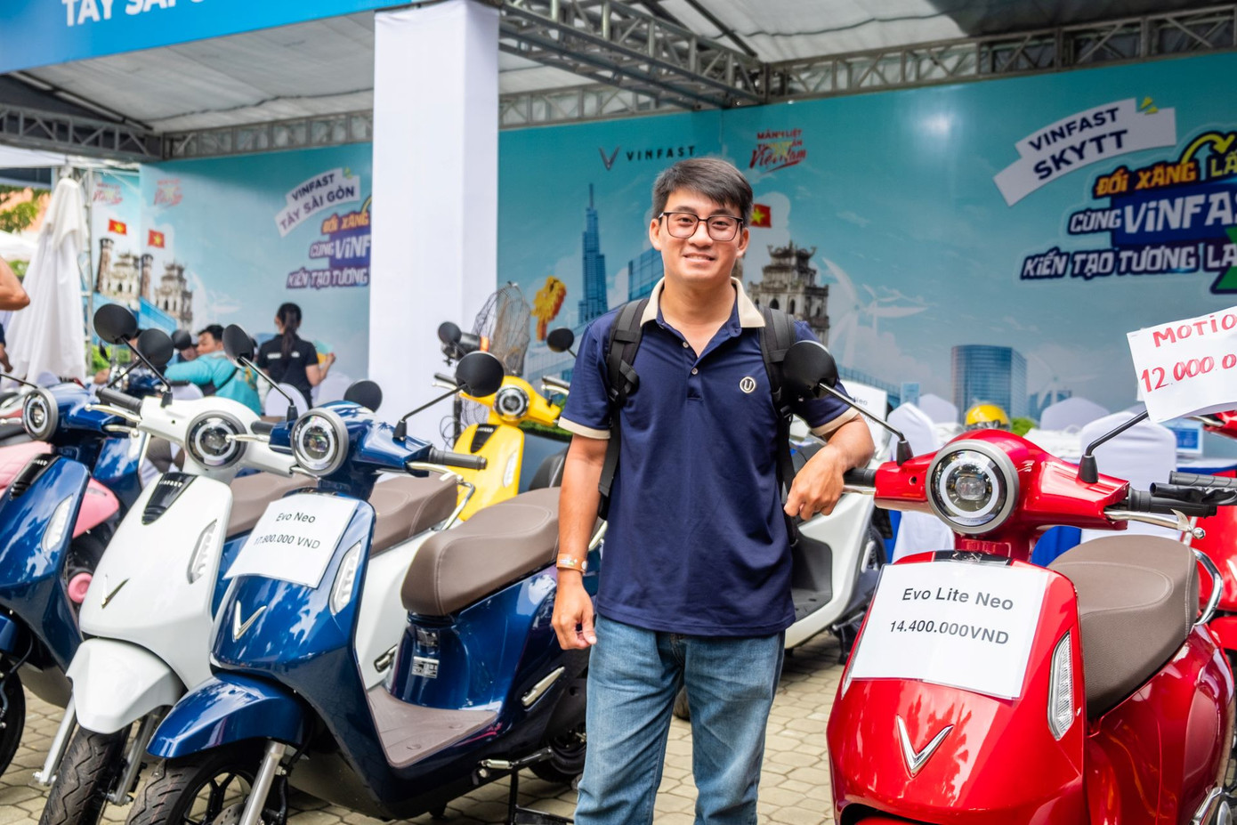 Công việc di chuyển nhiều, anh Võ Thành Nhơn (TP.HCM) khẳng định, xe máy điện giúp anh tiết kiệm tới 700.000 đồng mỗi tháng. Công việc di chuyển nhiều, anh Võ Thành Nhơn (TP.HCM) khẳng định, xe máy điện giúp anh tiết kiệm tới 700.000 đồng mỗi tháng.