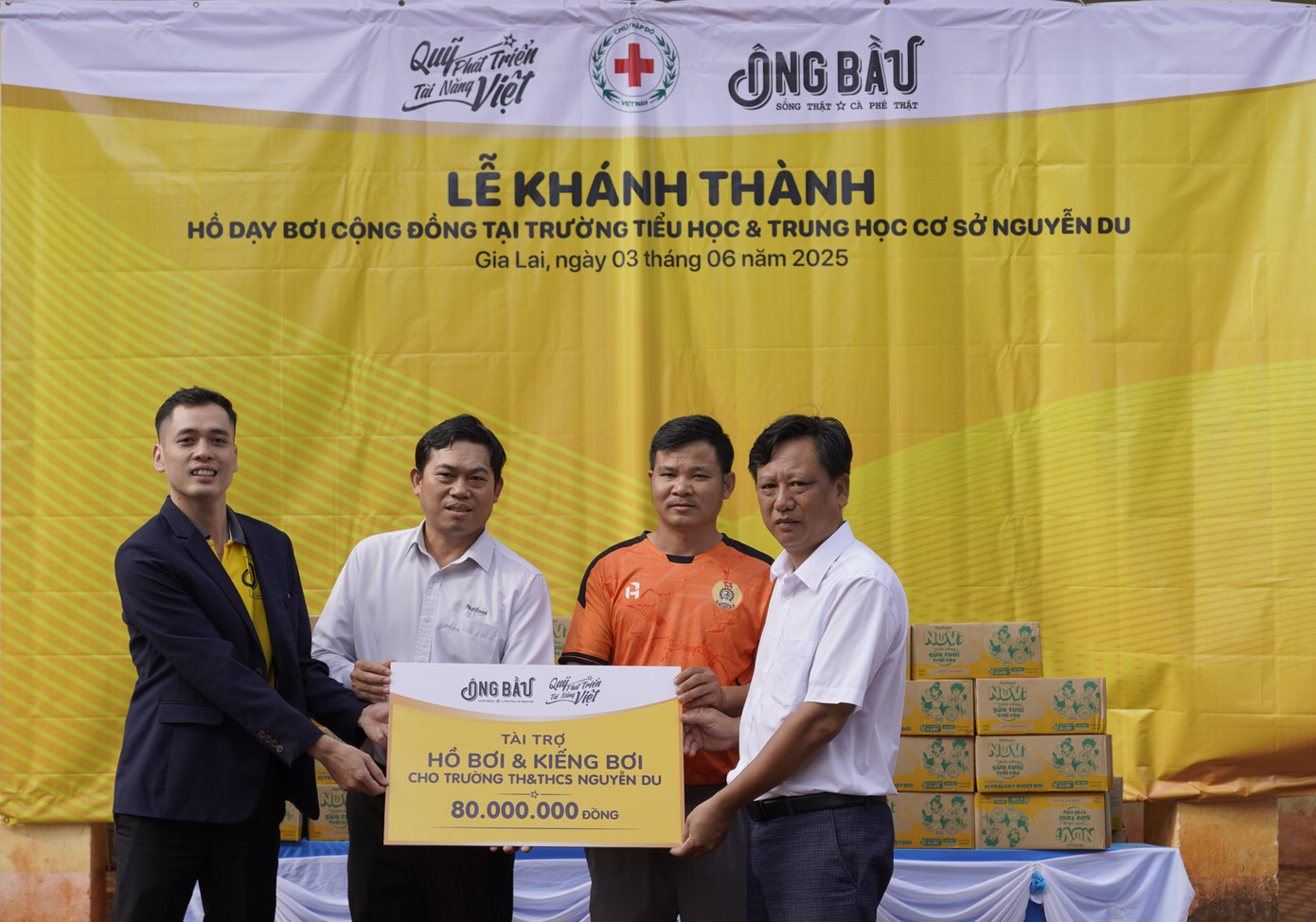 Đại diện Quỹ Phát triển Tài năng Việt trao tài trợ cho Trường tiểu học và trung học cơ sở Nguyễn Du, huyện Chư Sê, Gia Lai