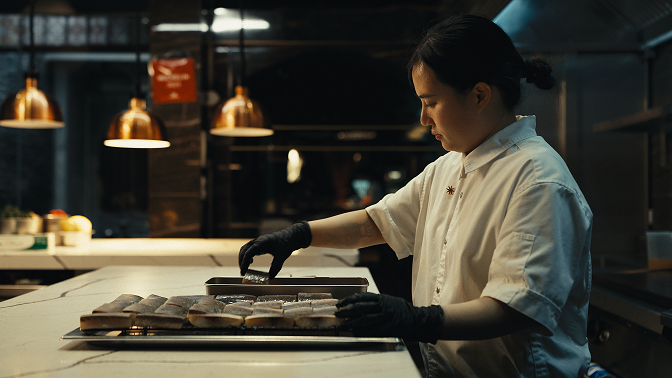 Sam Trần không ngại dành hàng giờ để chế biến một món ăn, không sợ thử nghiệm những nguyên liệu lạ, bởi cô hiểu rằng chỉ khi dám sáng tạo và kiên trì, một đầu bếp mới có thể chạm đến sao Michelin - vinh danh cao quý nhất của nghề.