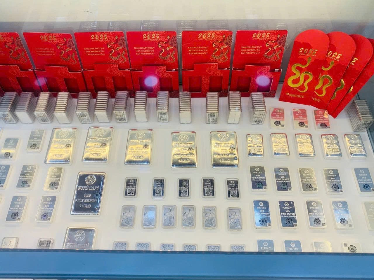 Giá bạc tăng cao đã làm thị trường bạc trên mạng sôi động. Ảnh. HL Giá bạc tăng cao đã làm thị trường bạc trên mạng sôi động. Ảnh. HL