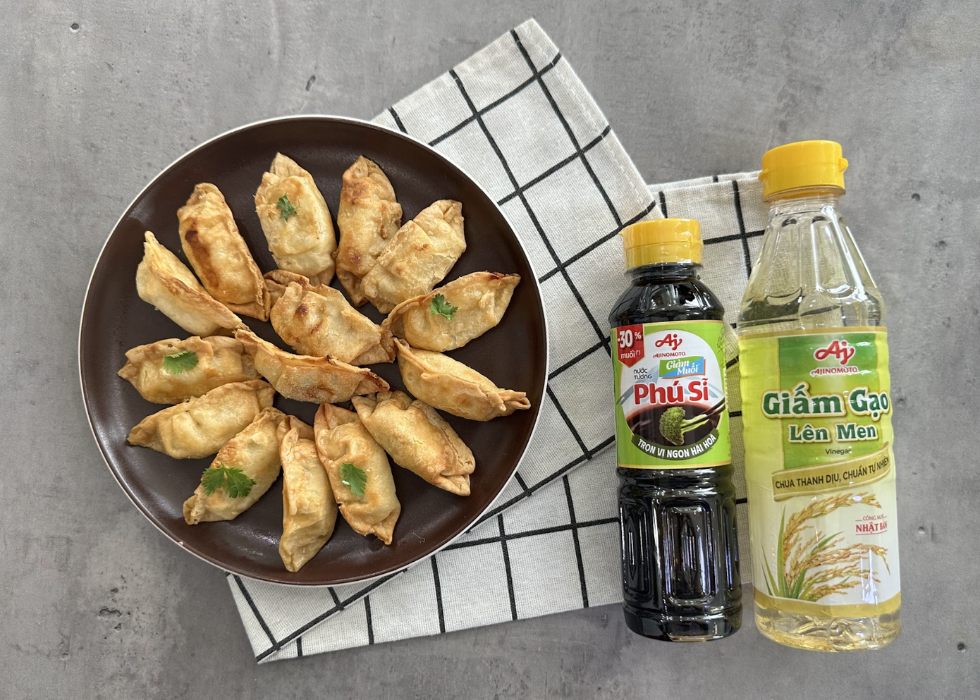 Ngon hơn khi chấm cùng các loại xốt đa dạng Ngon hơn khi chấm cùng các loại xốt đa dạng