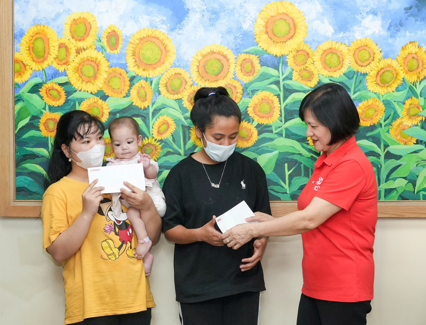 Chương trình ROX Share trao quà cho bệnh nhi tại Bệnh viện Nhi Trung ương. Chương trình ROX Share trao quà cho bệnh nhi tại Bệnh viện Nhi Trung ương.