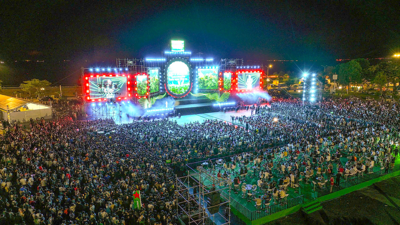 Biển người đổ về Quảng trường Nguyễn Tất Thành theo dõi đêm khai mạc