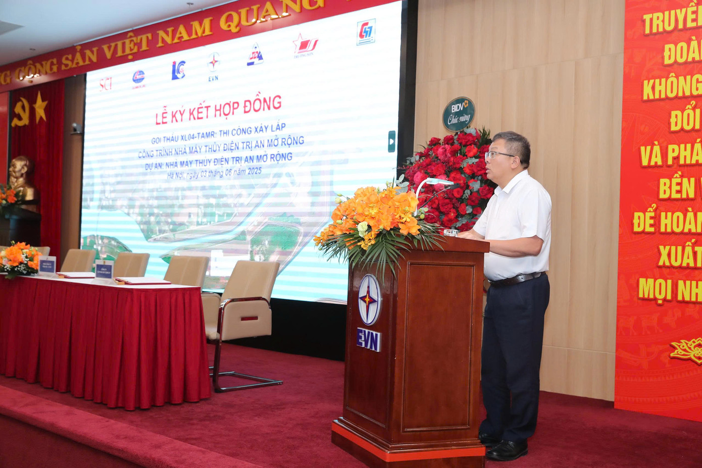 Phó tổng giám đốc EVN Phạm Hồng Phương phát biểu tại lễ ký kết.