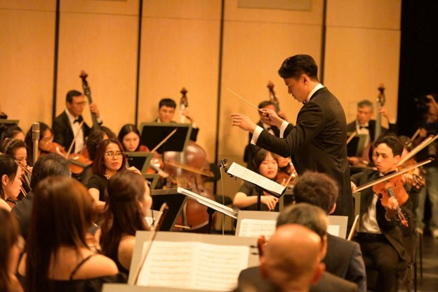 Nhạc trưởng Trần Nhật Minh – người dẫn dắt dàn nhạc chạm đến cảm xúc khán giả trong đêm gala. Nhạc trưởng Trần Nhật Minh – người dẫn dắt dàn nhạc chạm đến cảm xúc khán giả trong đêm gala.